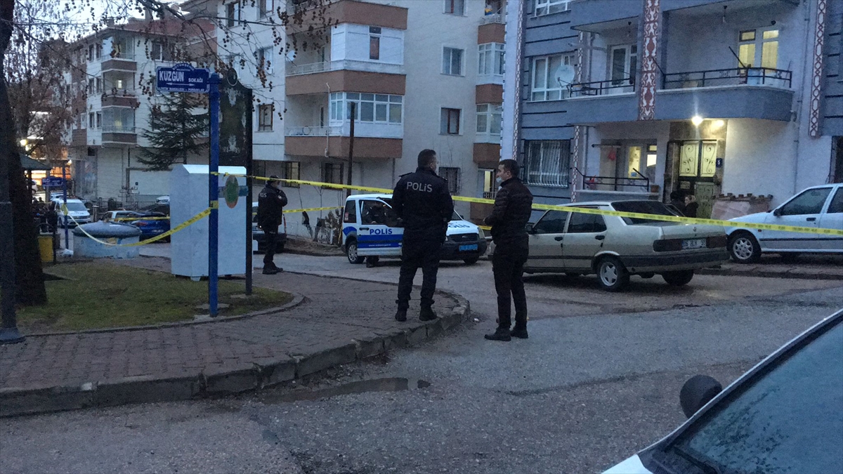 Boşandığı karısını alıkoyan koca, kızlarını almaya gelen anne ve babasını tüfekle vurdu