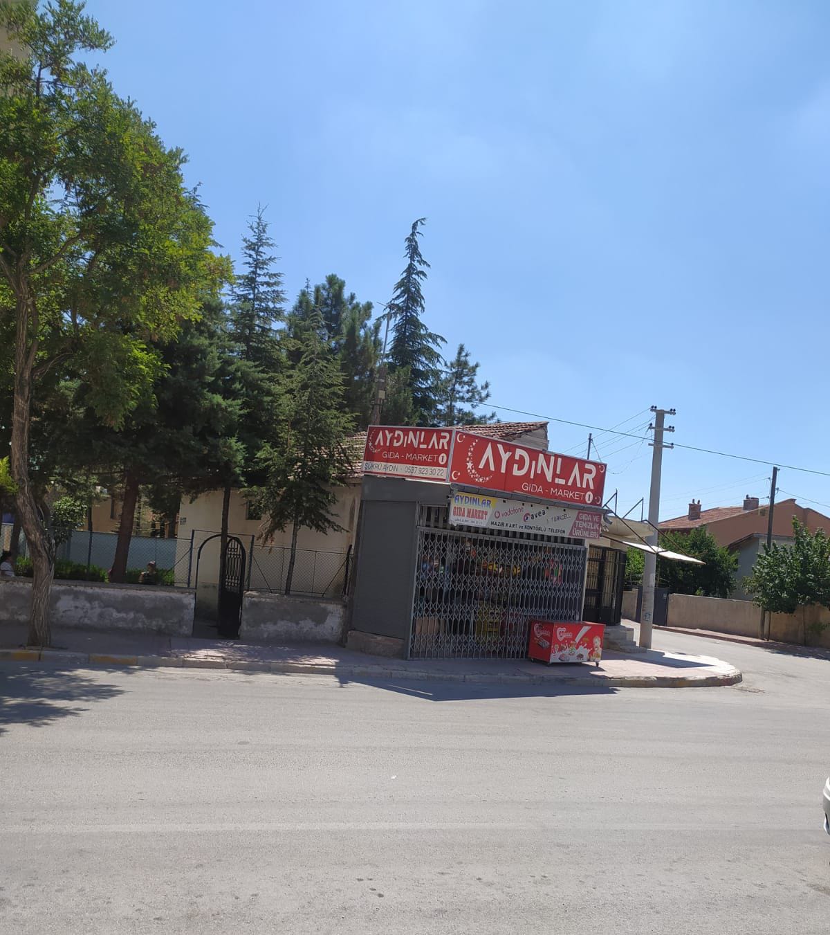 BOYA TÜPLERİNE METAMFETAMİN SAKLAYAN MARKETÇİ POLİSİN DİKKATİ SAYESİNDE YAKAYI ELE VERDİ