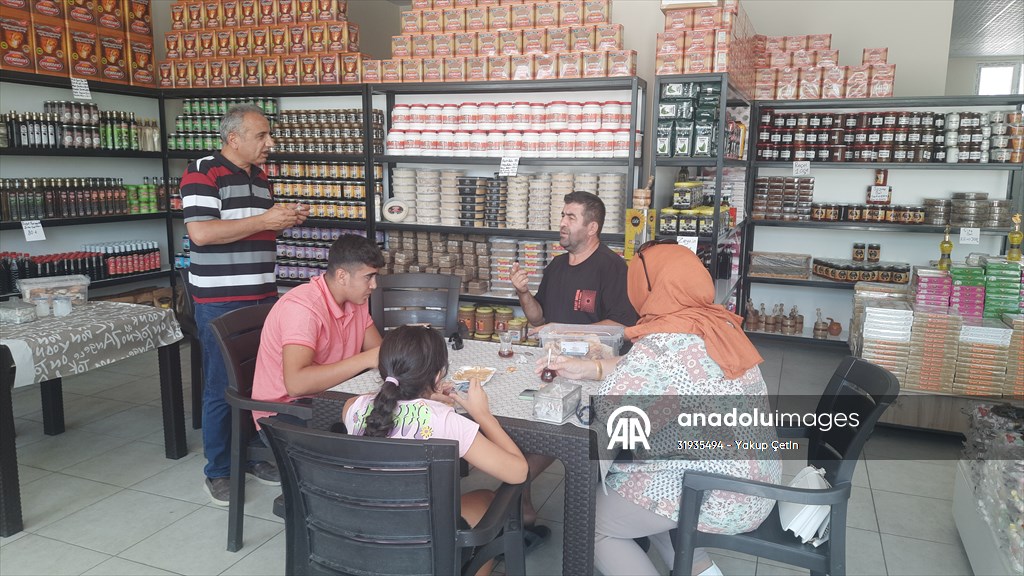 Bozkır'da Antalya güzergahına giden yolculara sıcak tahin ikram ediliyor