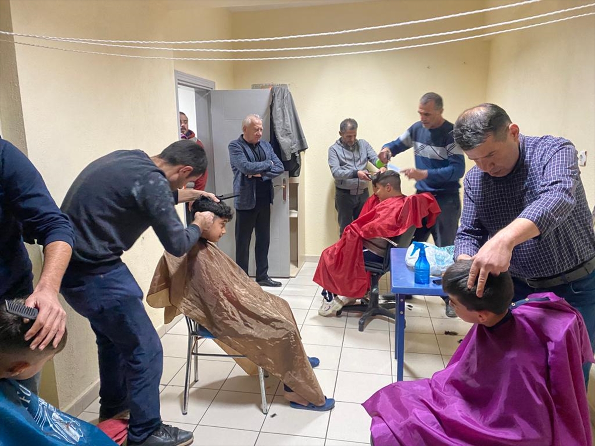 Bozkır'da berberler depremzedelere ücretsiz hizmet veriyor