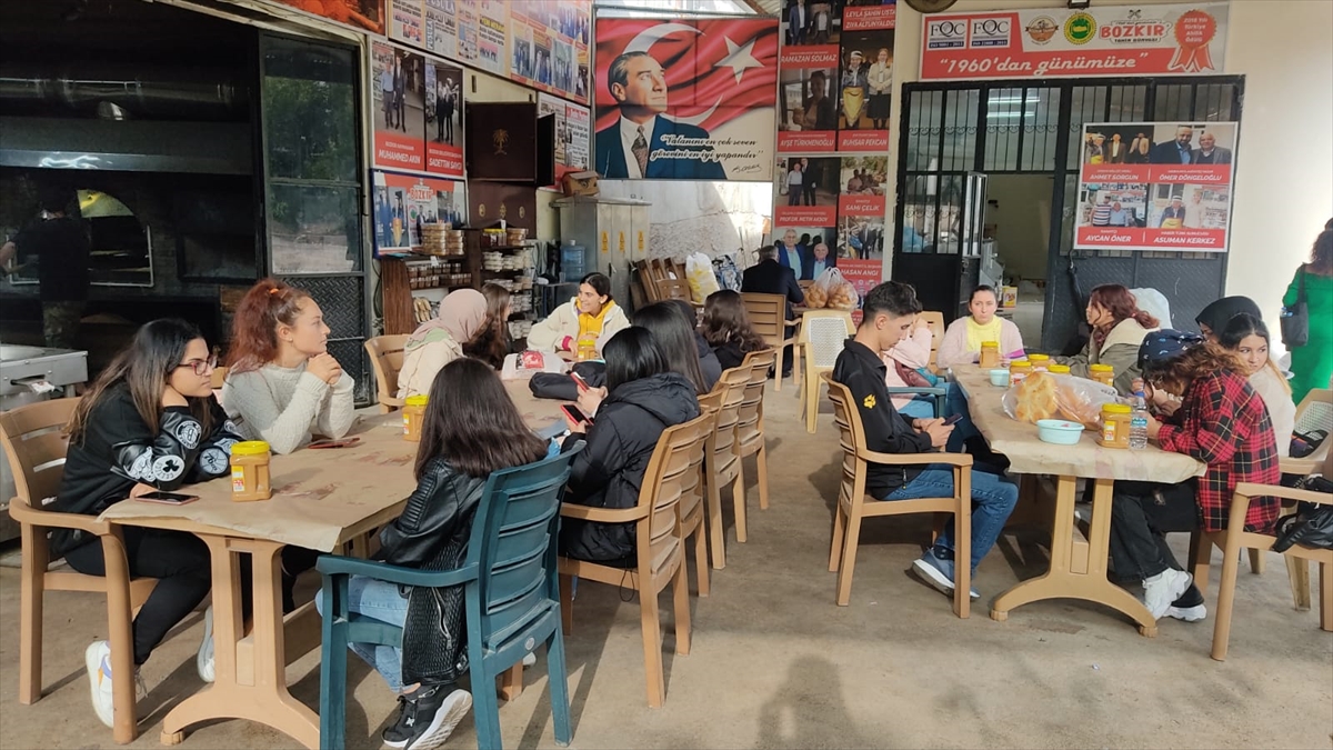 Bozkır'da öğrencilerden Engelli Bakımevine Ziyaret