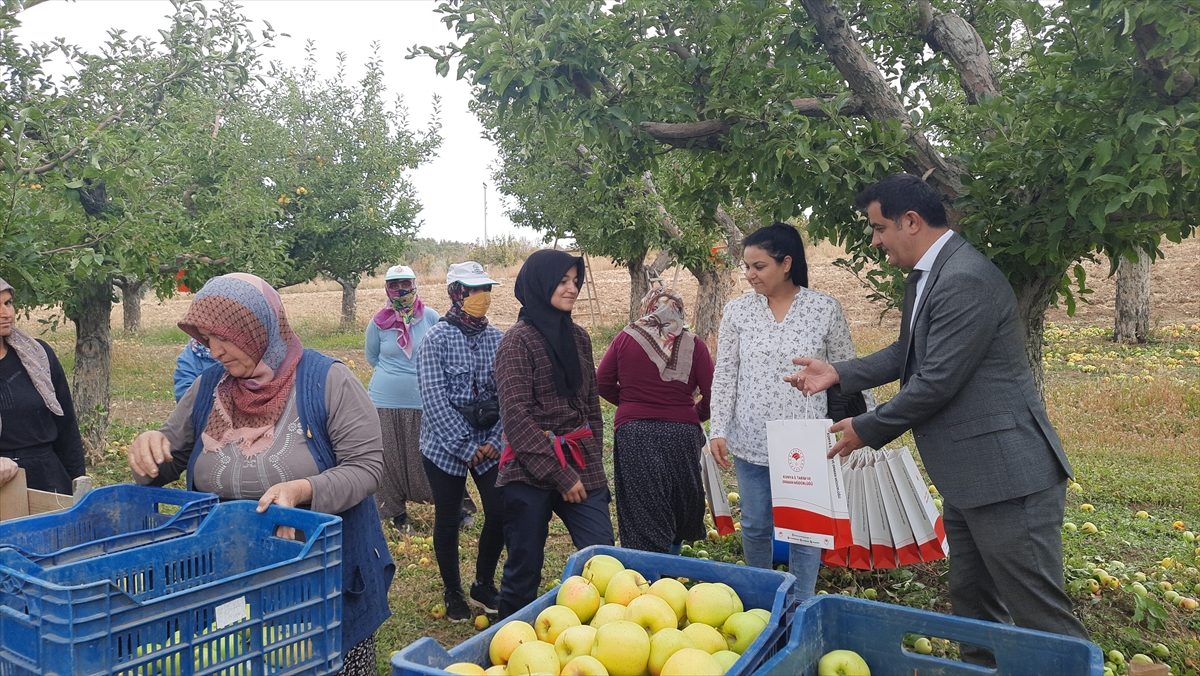 Bozkır'da "15 Ekim Dünya Kadın Çiftçiler Günü" dolayısıyla çiftçiler ziyaret edildi