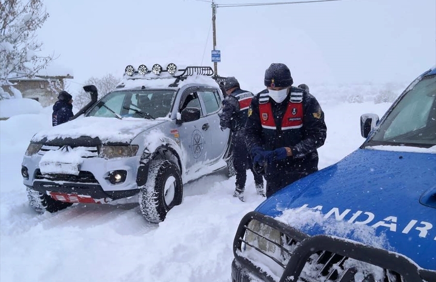 Bozkır'da yolda ailesiyle mahsur kalan bebeği jandarma ekipleri kurtardı
