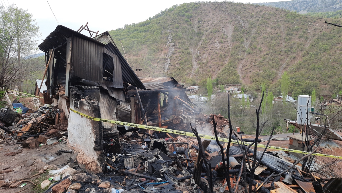 Bozkır Derede yanan evin enkazındaki cansız bedenlere ulaşıldı