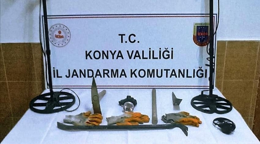 Bozkırda  izinsiz define arayan 3 kişi suçüstü yakalandı