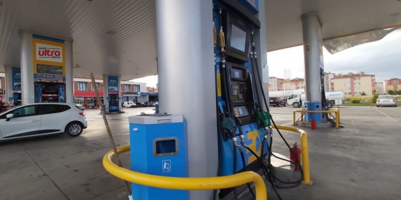 Bu gece yarısı itibarıyla benzinin satış fiyatında 2 TL indirim bekleniyor.