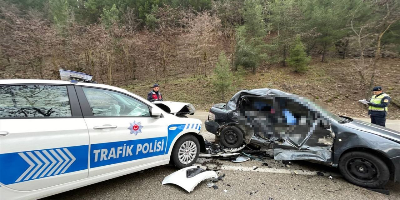 Burdurda Polis aracı ile otomobil çarpıştı: 1 ölü, 2 yaralı