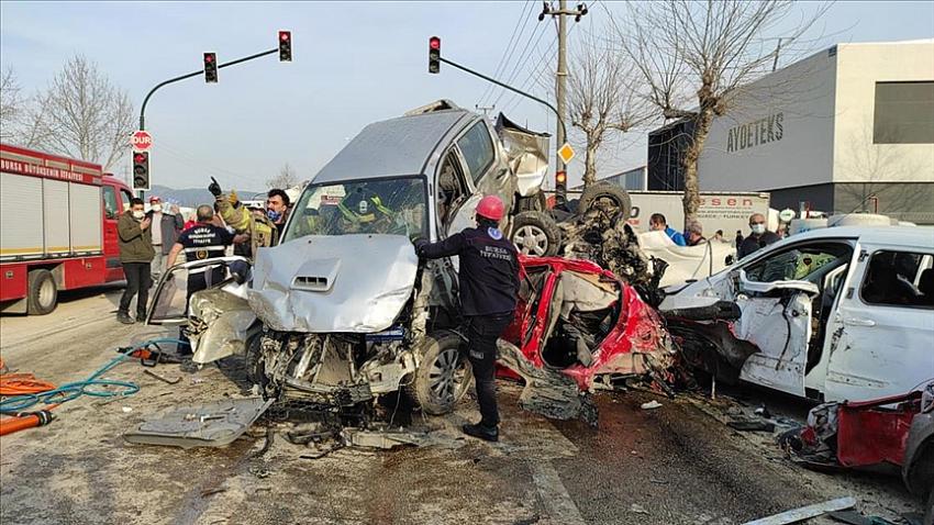 Bursa-Ankara kara yolunda zincirleme trafik kazası  6  ölü 20  yaralı