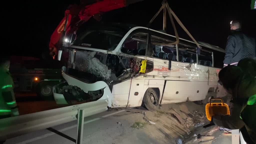 Bursa'da öğrencileri taşıyan tur otobüsü devrildi: 3 ölü, 44 yaralı