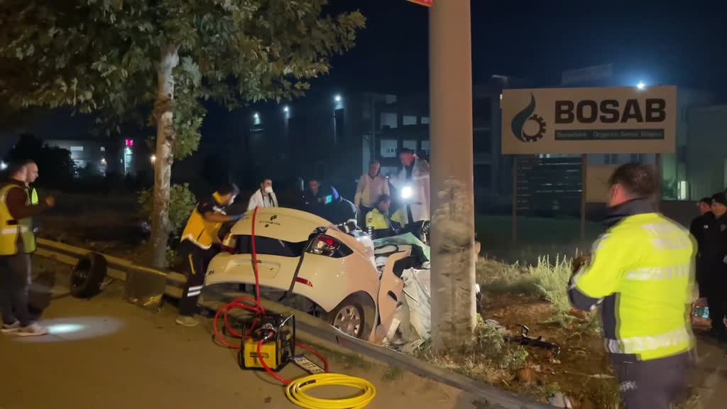 BURSA - Doğum günü eğlencesinden dönen gençlerin yaptığı kazada 3 kişi öldü