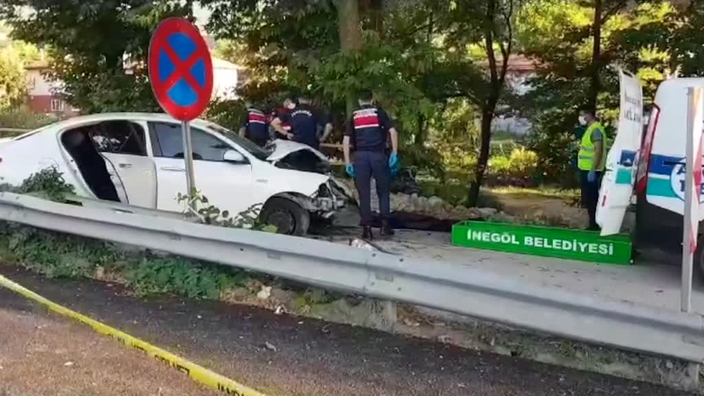 BURSA - Kaza yapan otomobilin yol kenarındaki piknikçilere çarpması sonucu 1 kişi öldü