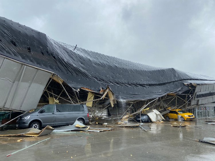 Bursada Terminalin çatısı çöktü, ağaçlar devrildi, AVM'yi su bastı...