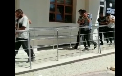 ÇALDIKLARI ARABALARA HURDA ARABALARIN PLAKALARINI TAKAN HIRSIZLIK ÇETESİ POLİSİN ELİNDEN KAÇAMADI