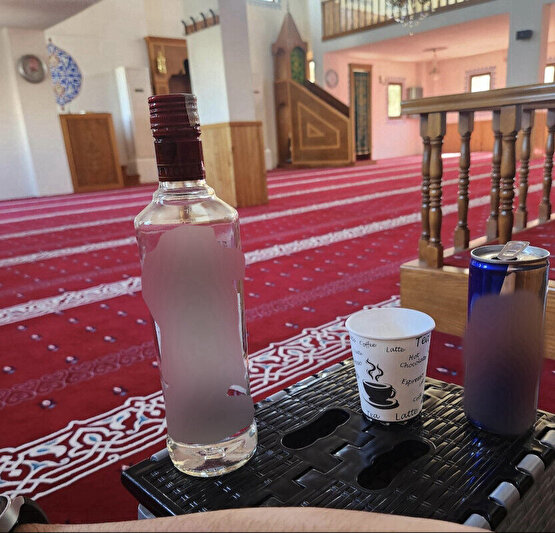 Camide içki içip fotoğrafını paylaşan şahıstan rezil sözler: Allah ile dertleştim