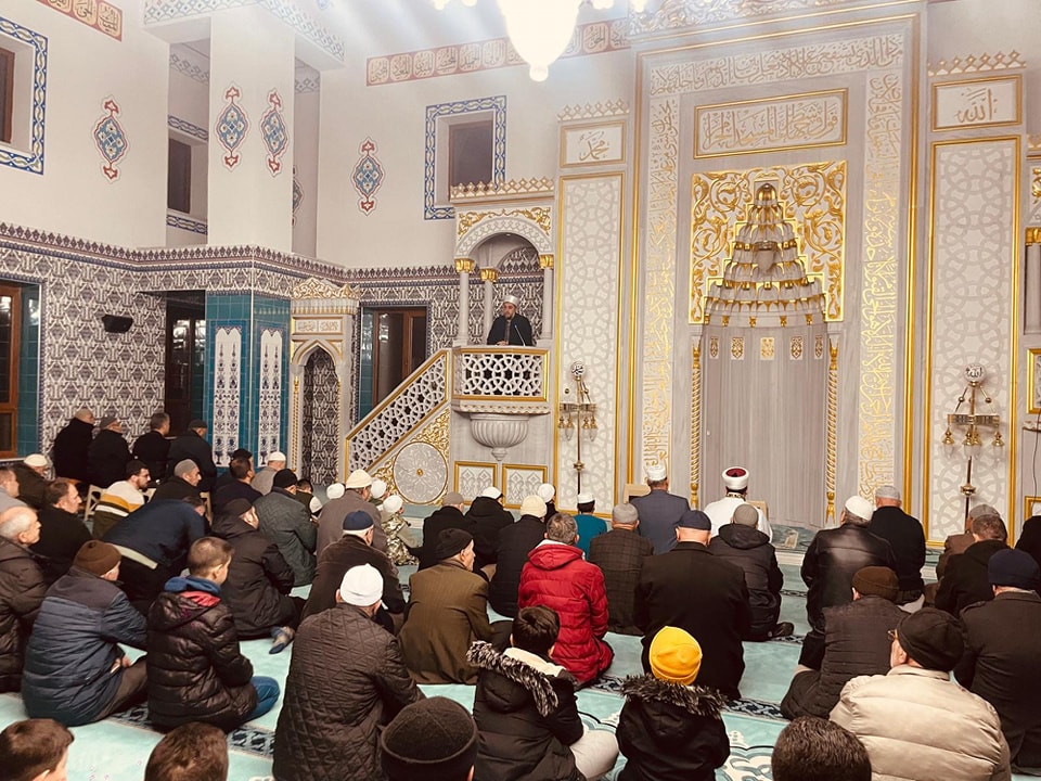 Camide Mihrap ve Minberde Gençler Var Kandil Programı Düzenlendi