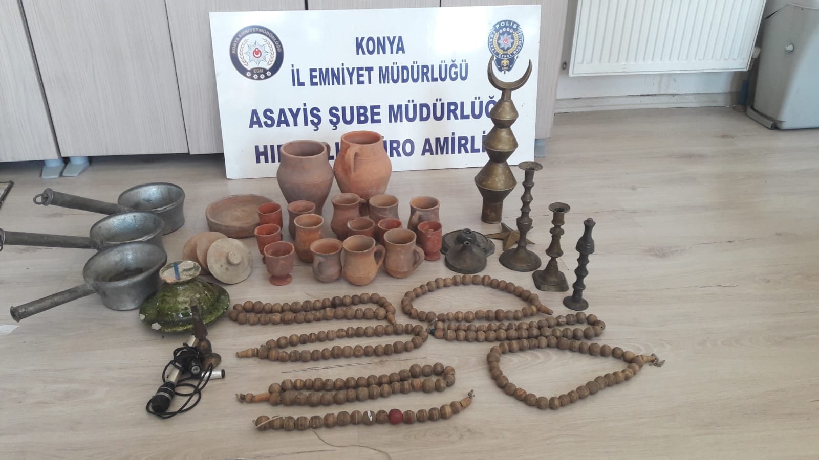 CAMİİ HIRSIZI ÇALDIĞI MALZEMELER İLE YAKALANDI