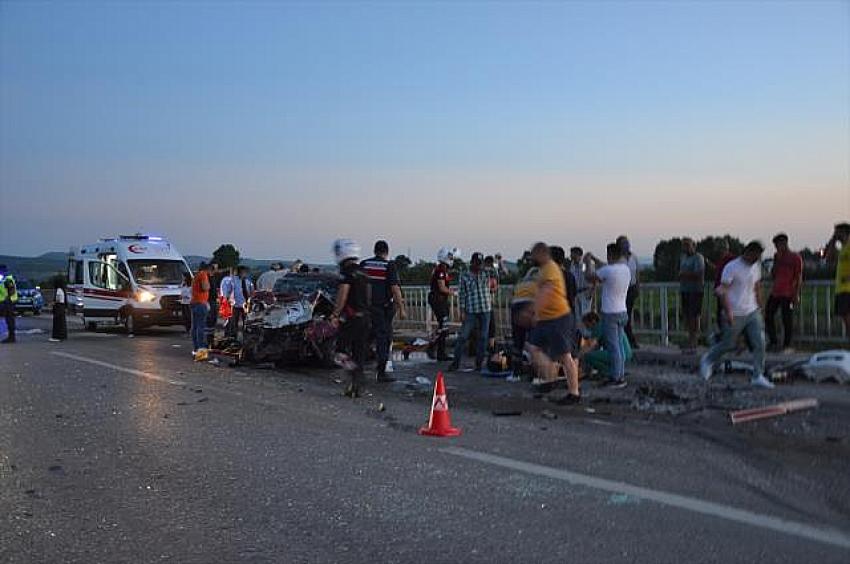 Çanakkale'de İki otomobilin kafa kafaya çarpıştığı kazada 3 kişi öldü, 4 kişi yaralandı