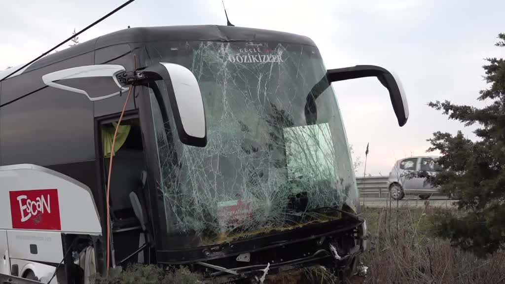 ÇANAKKALE - Yoldan çıkıp boş araziye giren tur otobüsündeki 37 kişi yaralandı