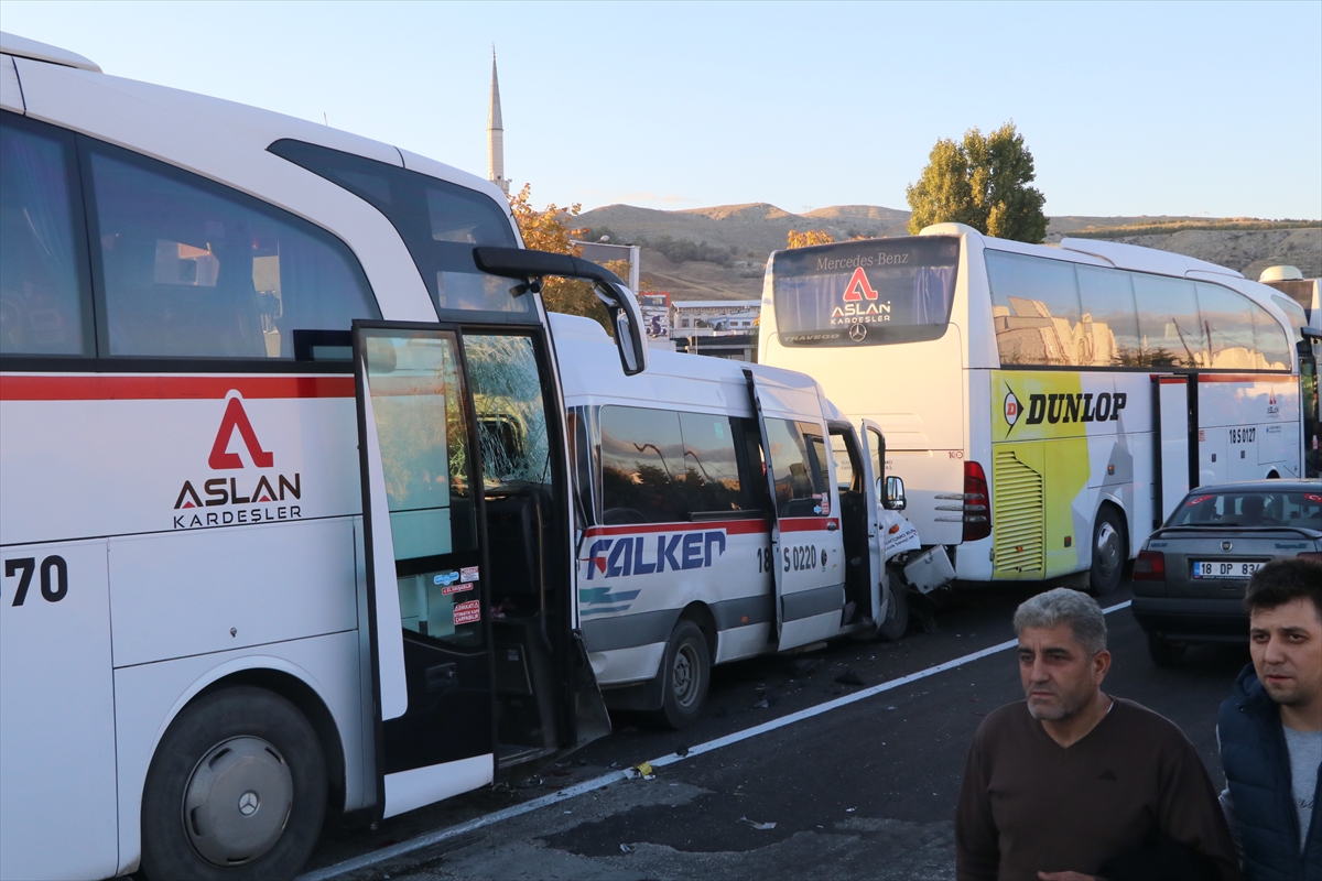 Çankırı'da 3 otobüs ve 1 minibüsün karıştığı kazada 36 işçi yaralandı