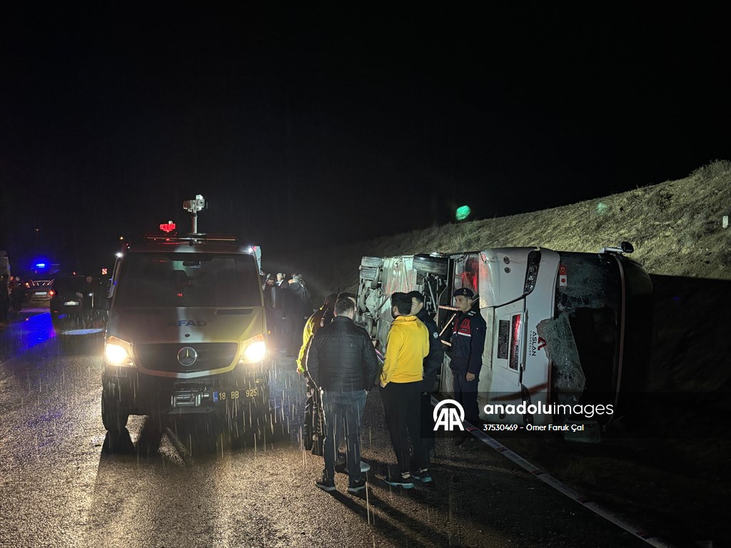Çankırı'da devrilen işçi servisindeki 23 kişi yaralandı