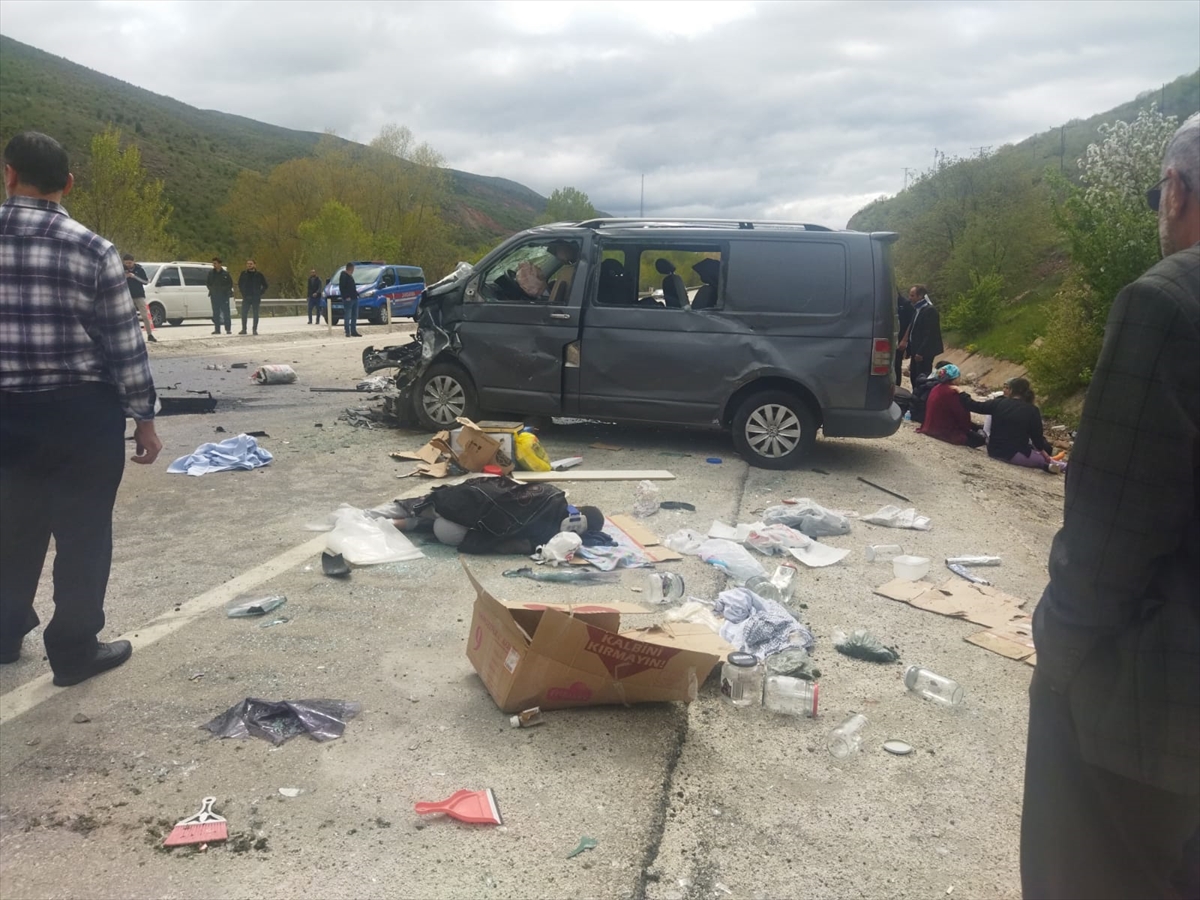 Çankırı'da hafif ticari araçla minibüs çarpıştı, 3 kişi öldü, 12 kişi yaralandı