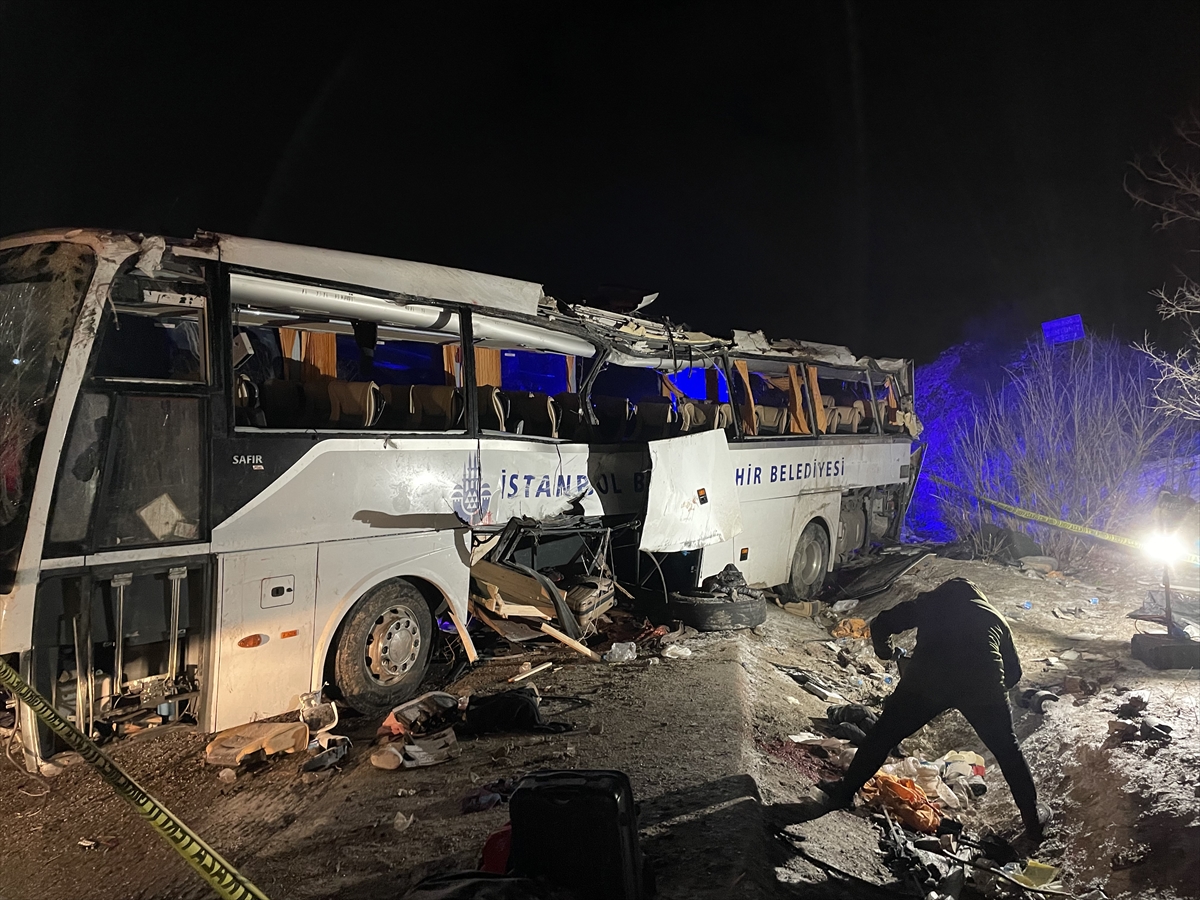 Çankırı'da otobüsün devrilmesi sonucu 2 kişi öldü, çok sayıda kişi yaralandı
