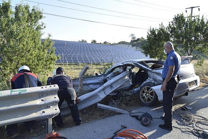 Çarptığı bariyer otomobili bu hale getirdi: 2 ölü