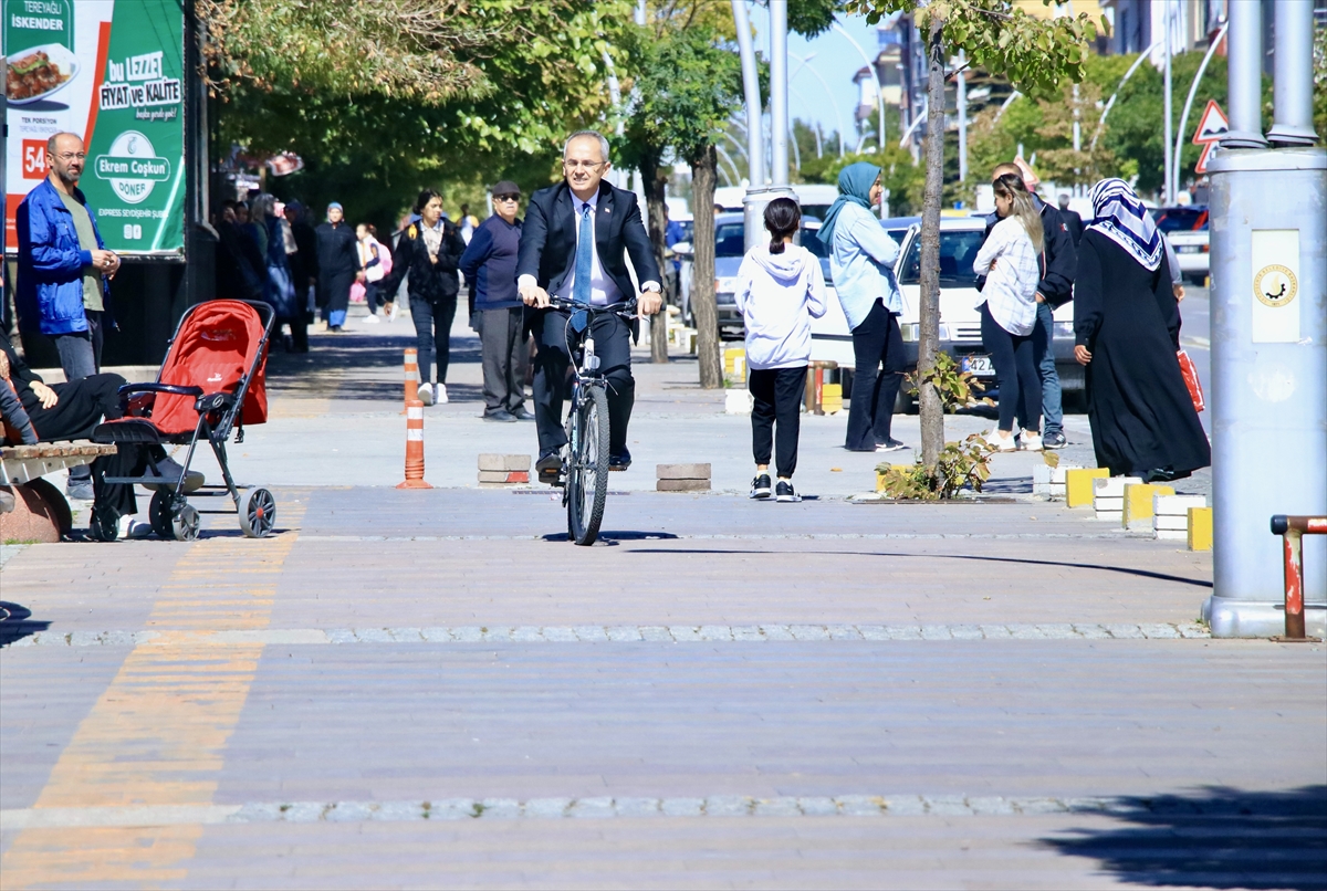 Çevreci kaymakamın gözde ulaşım aracı, makamına gidip geldiği bisikleti