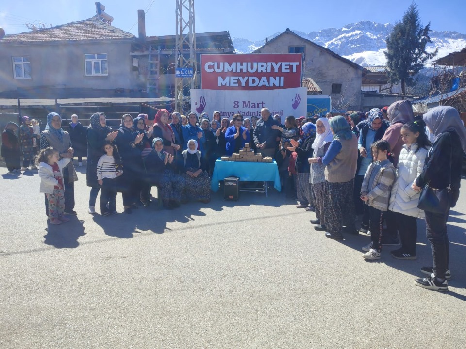 CHP KADIN KOLLARI 8 MART DÜNYA EMEKÇİ KADINLAR GÜNÜ'NÜ TARAŞÇI KÖYÜMÜZDE EMEKÇİ KADINLARIMIZLA BİRLİKTE KUTLADI