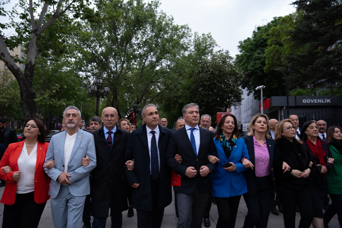 CHP'li milletvekilleri, MEB önünde yeni müfredat taslağıyla ilgili açıklama yaptı