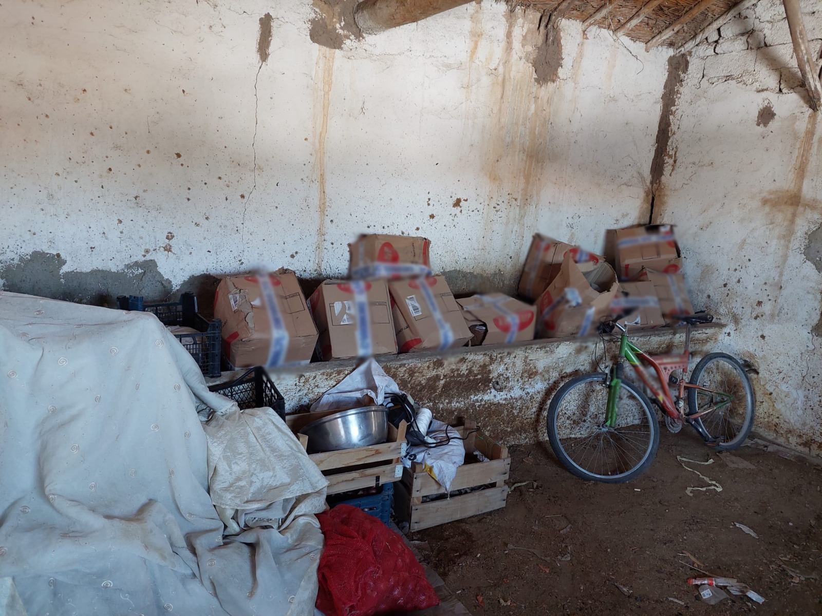 ÇİFTLİKTE GİZLENEN 450 KİLOGRAM KAÇAK TÜTÜN ELE GEÇİRİLDİ