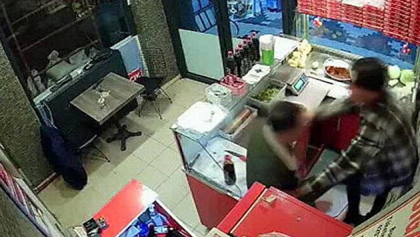 Çiğ köfte acılı olduğu için genç çalışanı darbetti