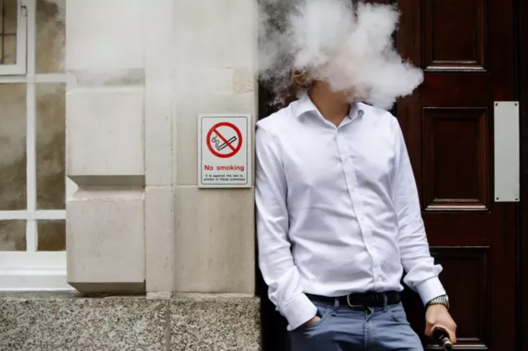 Çin'de Sigara içenlere 'dik dik' bakın! Bakmayana para cezası