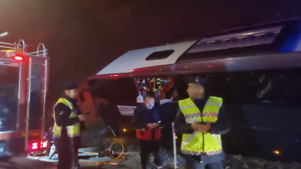 ÇORUM - Yol kenarındaki toprak bölgeye çarpan tur otobüsündeki 23 kişi yaralandı