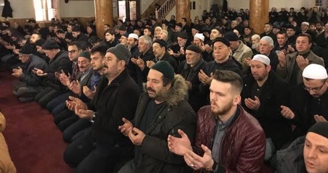 Cuma namazında tüm camilerde yağış için dua edildi