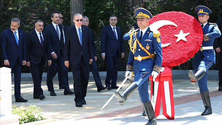 Cumhurbaşkanı Erdoğan, Azerbaycan Cumhurbaşkanı Aliyev tarafından resmi törenle karşılandı