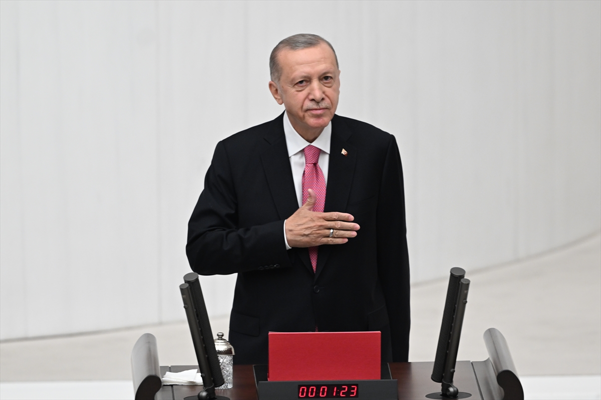Cumhurbaşkanı Recep Tayyip Erdoğan, TBMM'de düzenlenen törende yemin etti.