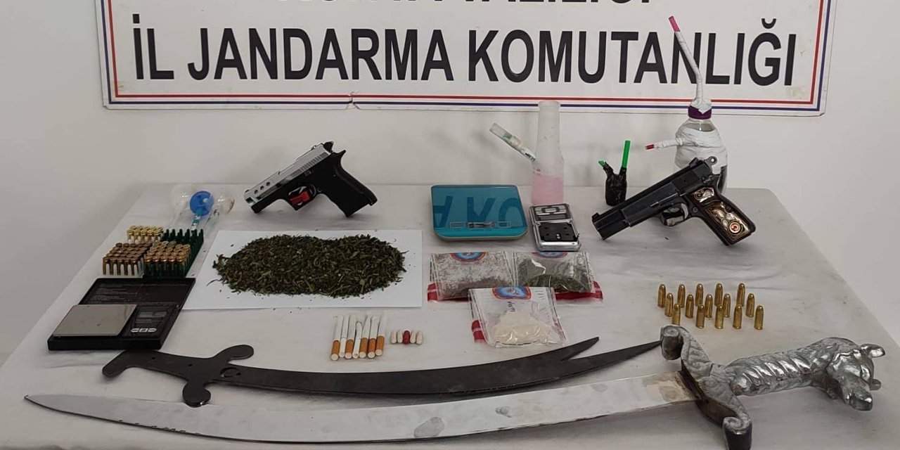 Çumra'da Jandarma Operasyonu: Uyuşturucu, Silah ve 2 Kılıç Ele Geçirildi, 5 Gözaltı