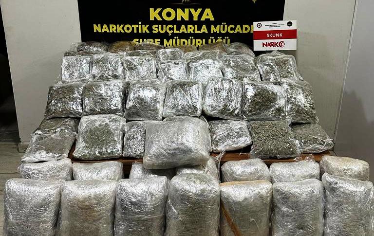 ÇUVALLAR DOLUSU UYUŞTURUCU TAŞIYAN KAMYON NARKOTİK EKİPLERİNDEN KAÇAMADI