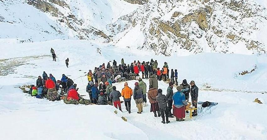 Dağda kaybolan 11 kişi donarak öldü
