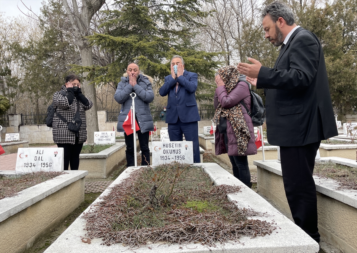 Dedelerinin kabrinin Konya Şehitliği'nde olduğunu öğrenen torunlardan hüzünlü ziyaret