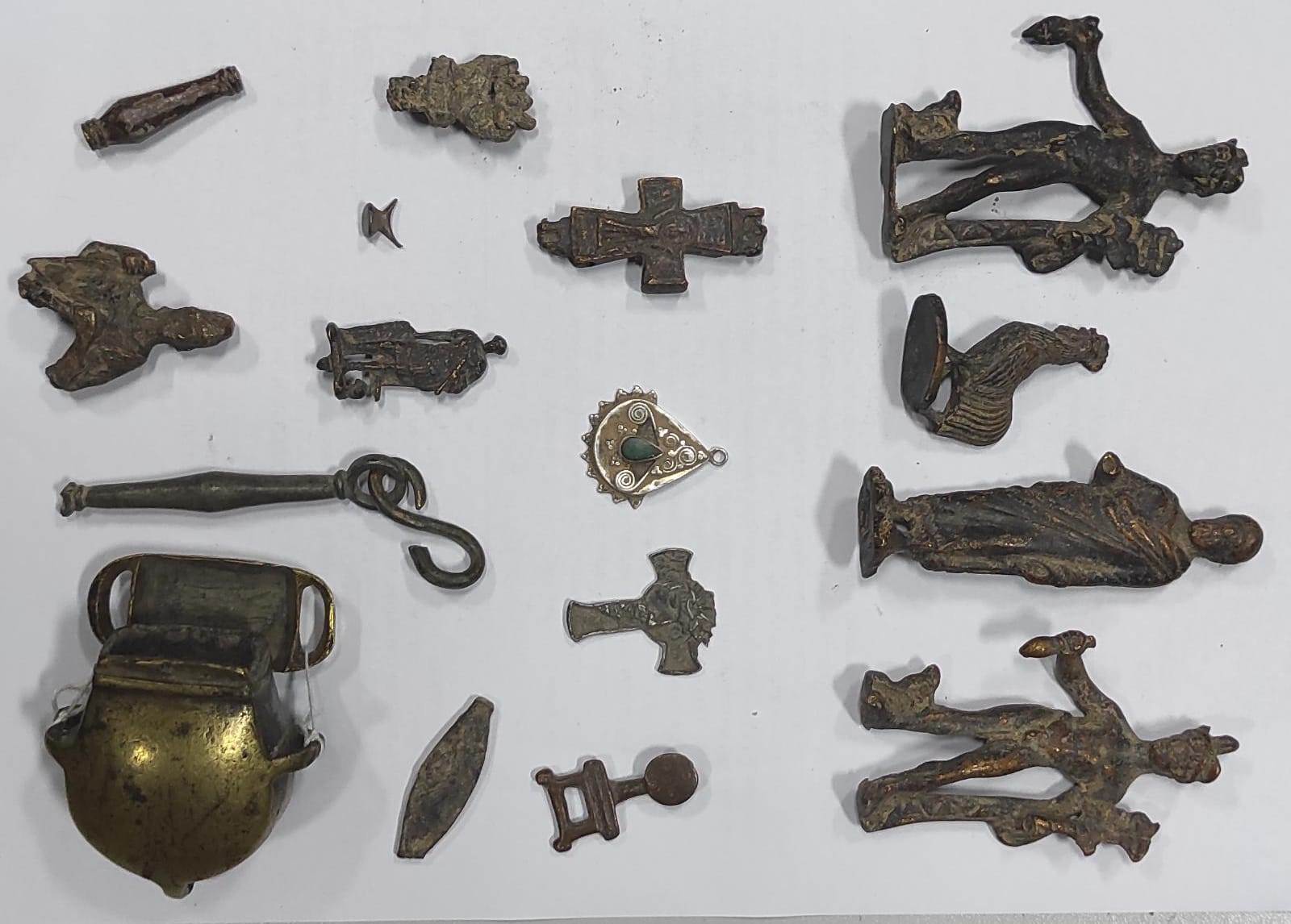 DEFİNE ARARKEN BULDUĞU PARÇALARI SATMAK İSTERKEN POLİSE YAKALANDI