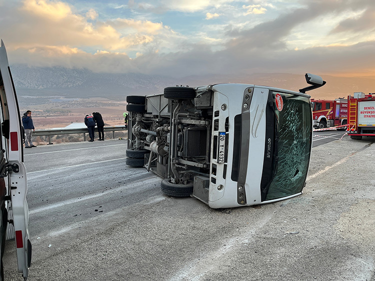 Denizli'de servis midibüsünün devrilmesi sonucu 2 kişi öldü, 15 kişi yaralandı