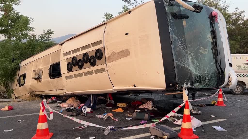 Denizli'de tır, seyir halindeki yolcu otobüsüne çarptı: 6 ölü, 43 yaralı