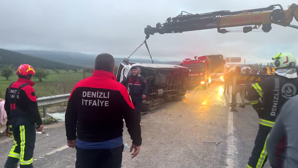 DENİZLİ - Servis minibüsünün otomobile çarptığı kazada 18 kişi yaralandı