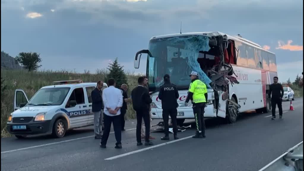 Denizli'de Konya Plakalı  Tır ile yolcu otobüsü çarpıştı, 2 kişi öldü