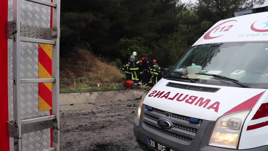 DENİZLİ - Tırla otomobilin çarpıştığı kazada aynı aileden 4 kişi öldü
