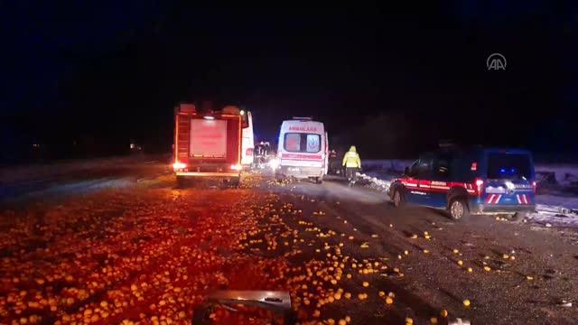 DENİZLİ - Yolcu otobüsünün tıra çarpması sonucu 1 kişi öldü, 21 kişi yaralandı