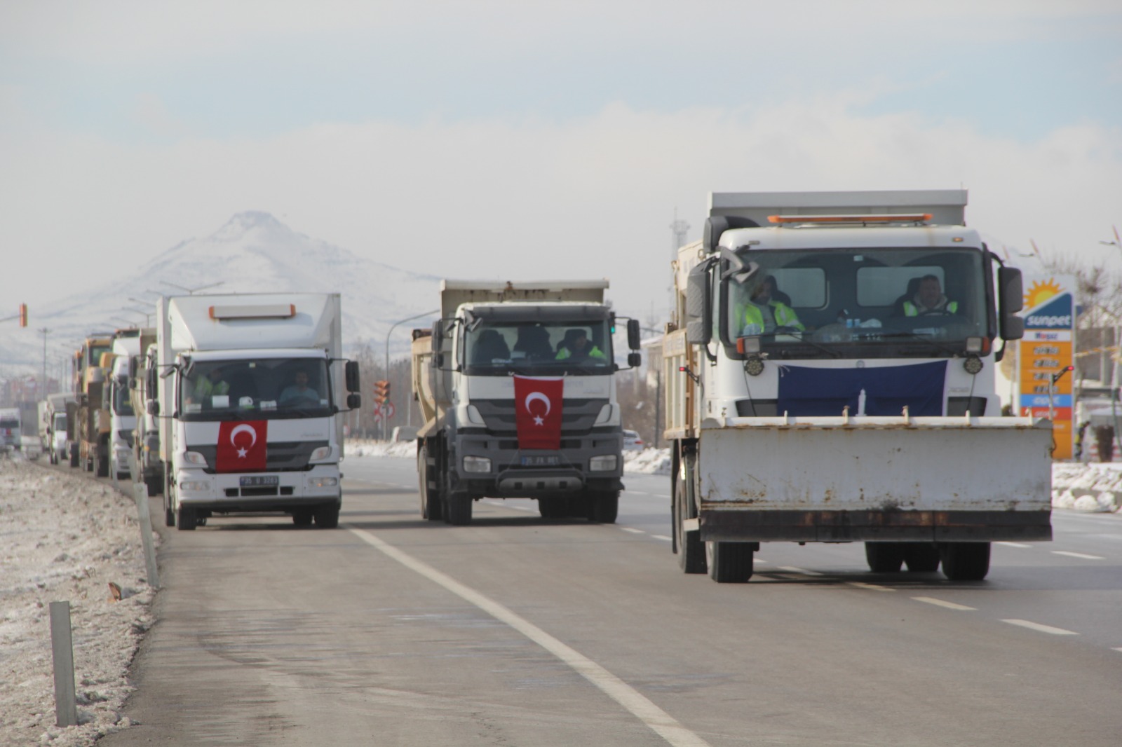 Deprem bölgesi için yurdun dört bir yanından  bölgeye  giden  araçlar  Konya'dan böyle  geçti