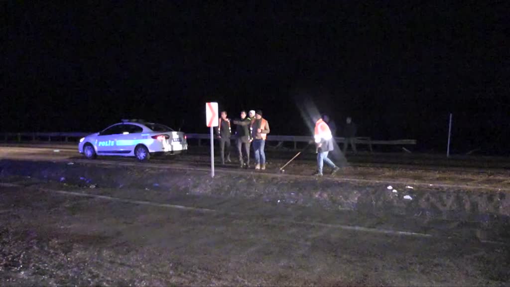 Deprem bölgesinden dönen  yolcu otobüsü kaza yaptı  3 kişi öldü, çok sayıda kişi yaralandı
